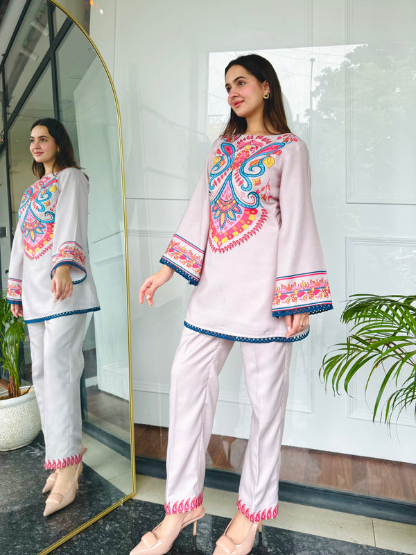 Noor-e-Rang Kurta Set
